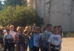 Dzieci idą przy zamku