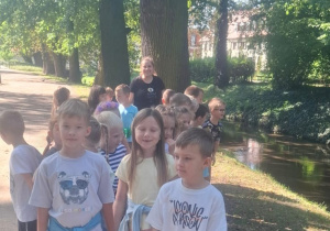Dzieci spacerują nad rzeką Dobrzynką