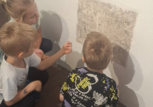 Kilkoro dzieci ogląda ściany zamku