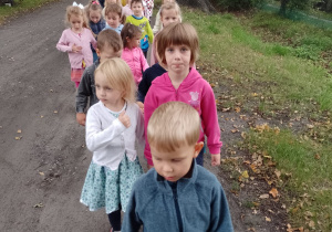 Dzieci ida parami aleją dębową