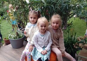 Trzy dziewczynki siedża na dyni