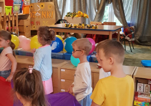 Dzieci chodzą z chustą