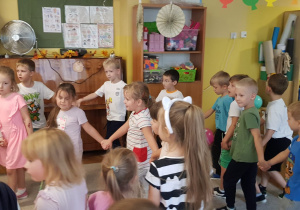 Dzieci chodzą w kółkach