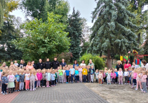 Dzieci z wszystkich grup, pracownicy przedszkola i strażacy