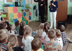 Pani Małgosia i gość trzymają w rękach flety
