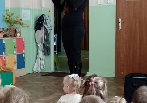 Pani muzyk gra na flecie starodawnym
