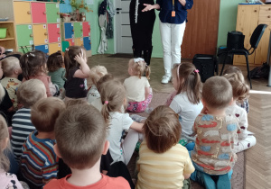 Pani Małgosia i gość trzymają w rękach flety