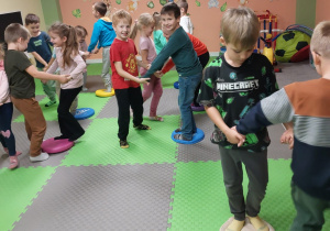 Dzieci w parach stoją na krążkach