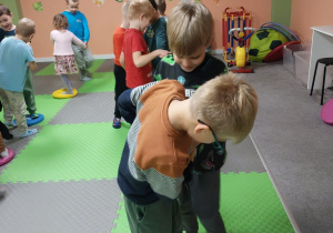 Dzieci w parach stoją na krążkach