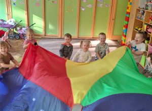 Wspólne zabawy z chustą - grupa Świetliki