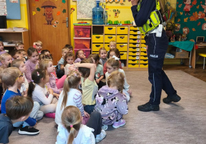 Pani policjantka rozmawia z dziećmi