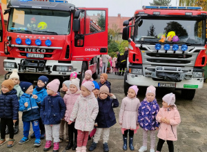 Dzieci z grupy Motylki stoją przed wozami strażackimi