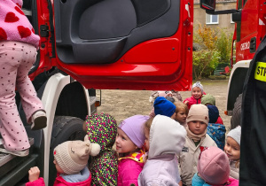Dzieci wchodzą do wozu strażackiego