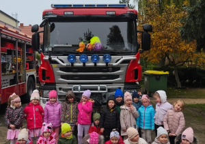 Dzieci z grupy Biedronki przed wozem strażackim