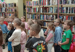 Dzieci stoją w bibliotece
