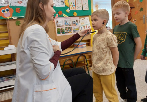 Pani doktor i chlopiec ze stetoskopem