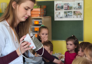 Pani doktor pokazuje dzieciom, jak działa cićnieniomierz