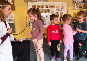 Pani doktor i chłopiec z założonym stetoskopem