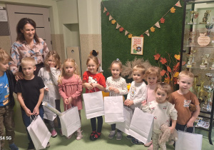 Uczestnicy konkursu z nagrodami i pani dyrektor