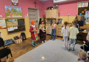 Dzieci w strojach i z instrumentami