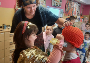 Dziewczynka z chłopcem w strojach