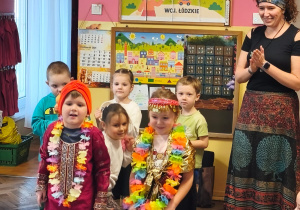 Dwoje dzieci w strojach