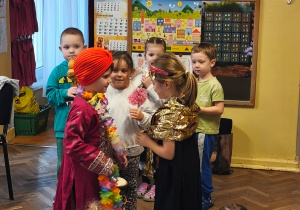 Dzieci podczas obrzędu zaślubin