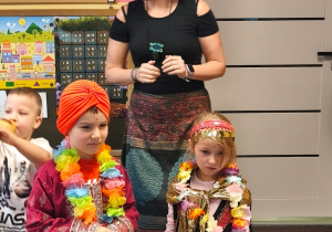 Dwoje dzieci w strojach