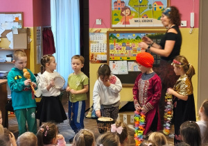 Dzieci podczas gry na instrumentach