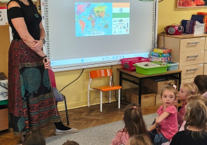 Prowadząca opowiada dzieciom o Indiach