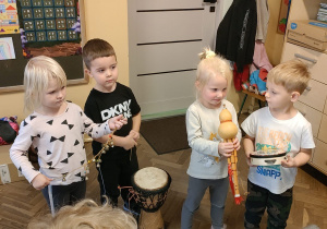 Czworo dzieci z instrumentami