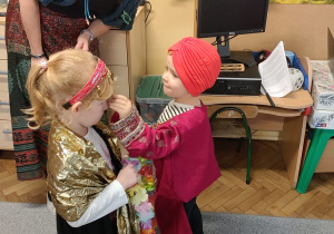 Chłopiec z dziewczynką w strojach