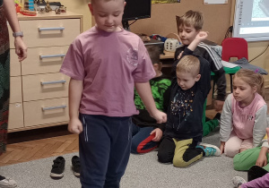 Chłopiec idzie po macie