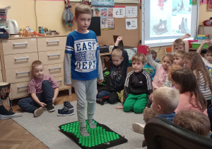 Chłopiec idzie po macie