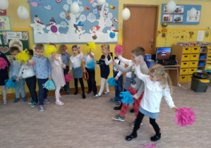 Dzieci tańczą sambę do piosenki