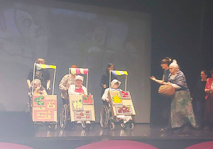 Aktorzy podczas przedstawienia