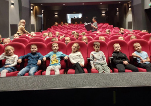 Dzieci siedza na widowni przed spektaklem