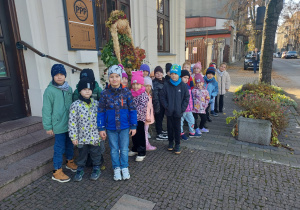 Dzieci z grupy Mrówki przed wejściem do domu kultury