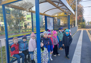 Dzieci z grupy Mrówki stoją na przystanku tramwajowym