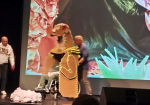 Aktorzy podczas przedstawienia