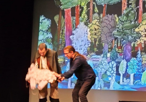 Aktorzy podczas przedstawienia