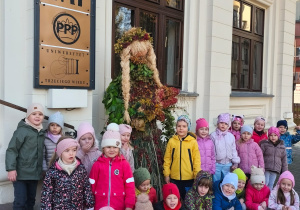 Dzieci z grupy Mrówki przed wejściem do domu kultury