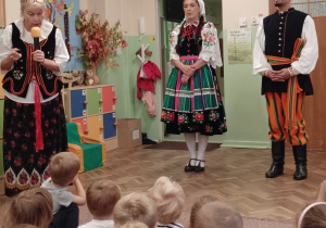 Pani Małgosia i para tancerzy stoją przed dziećmi