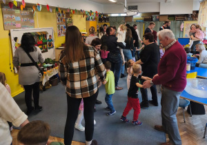 Dzieci tańczą z gośćmi