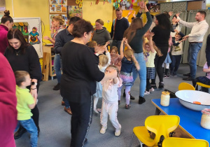 Dzieci tańczą z gośćmi