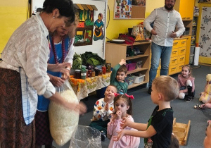 Panie trzymają worki z kapustą