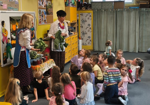 Panie pokazują dzieciom kausty