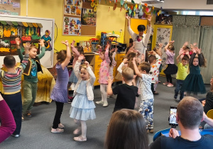 Dzieci tańczą w parach