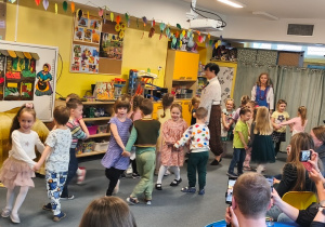 Dzieci tańczą w parach