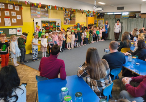 Dzieci stoją podczas występów